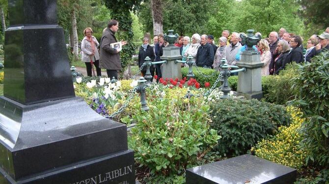 Das Grabmal der Familie Laiblin stieß auf großes Interesse bei der Führung mit Martin Fink (links). FOTO: KABLAOUI