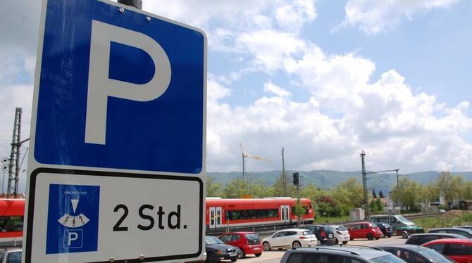 Seit gestern dürfen die Autos auf dem Parkplatz an der Eisenbahnstraße nur noch maximal zwei Stunden stehen. FOTO: PFISTERER