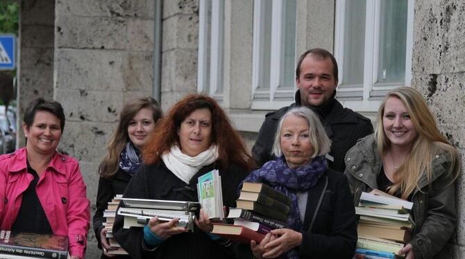 Die Sechs von der Bücherstelle: Kirsten Oechsner (links), Hanna Kugele und Heidemarie Pfeiffenberger (3. und 4. von links) organ