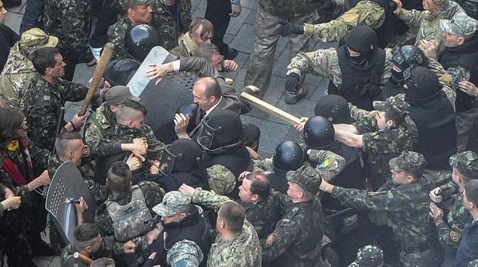 Auf dem Maidan in Kiew kommt es zu weiteren Zusammenstößen zwischen Polizei und Demonstranten. Foto: Andrew Kravchenko