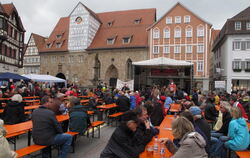 Gute Laune trotz trüben Wetters heute bei der Maikundgebung auf dem Reutlinger Marktplatz.