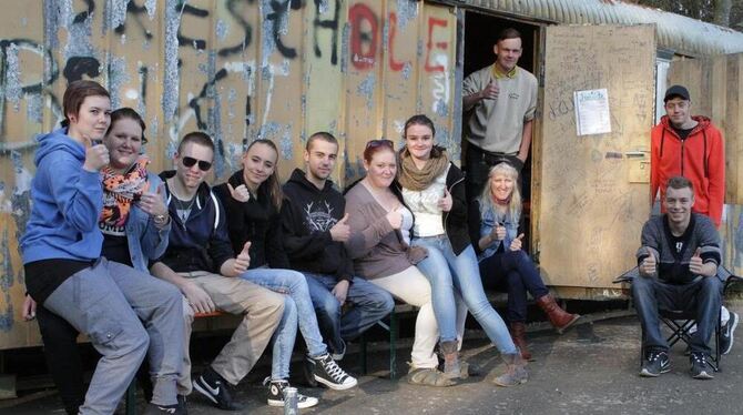 Die Trochtelfinger Bauwagen-Clique hat ihren neuen Standort am Waldrand in Richtung Mägerkingen bezogen.