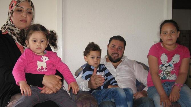 Bangen immer noch um ihre Zukunft: Nahed Zein al Abidin mit Lya (2), Mohamed Radwan mit Rafaat (4) und Joudy (9). GEA-FOTO:  STÖ