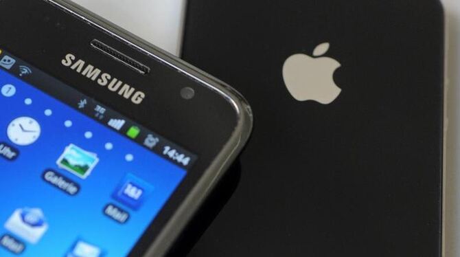 Ein Samsung Galaxy II (l) und ein Apple iPhone IV. Foto: Andreas Gebert/Symbol