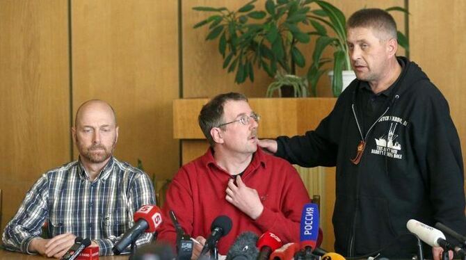 Der selbst ernannte Bürgermeister von Slawjansk Ponomarjow mit den OSZE-Beobachtern. Foto: Pochuyev Mikhail