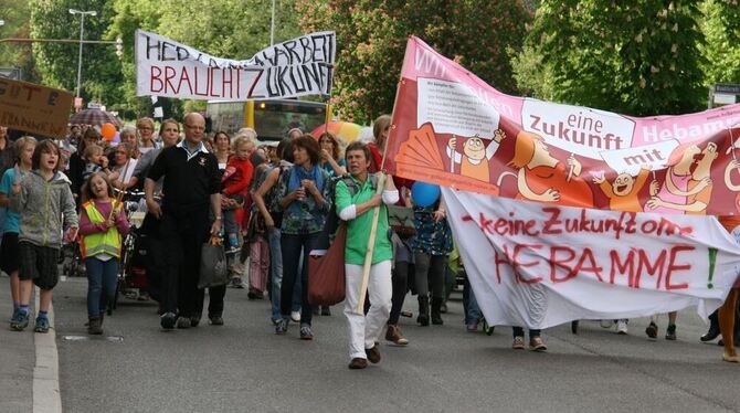 Hebammen demonstrieren in Tübingen.