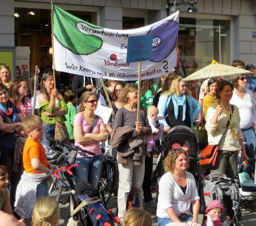 Hebammen demonstrieren in Tübingen.