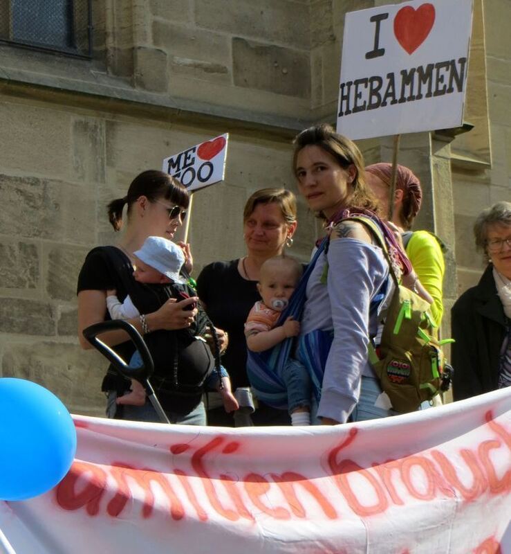 Hebammen demonstrieren in Tübingen.