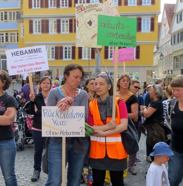 Hebammen demonstrieren in Tübingen.