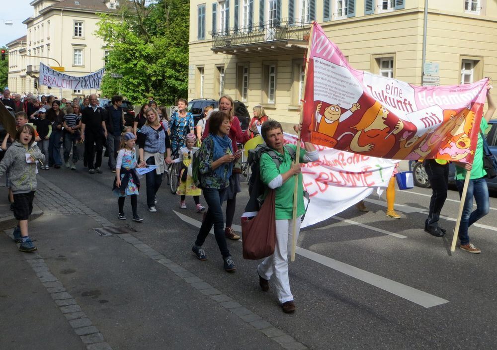 Hebammen demonstrieren in Tübingen.