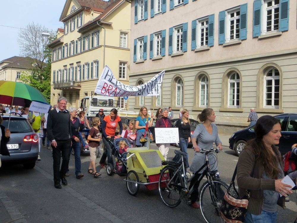 Hebammen demonstrieren in Tübingen.