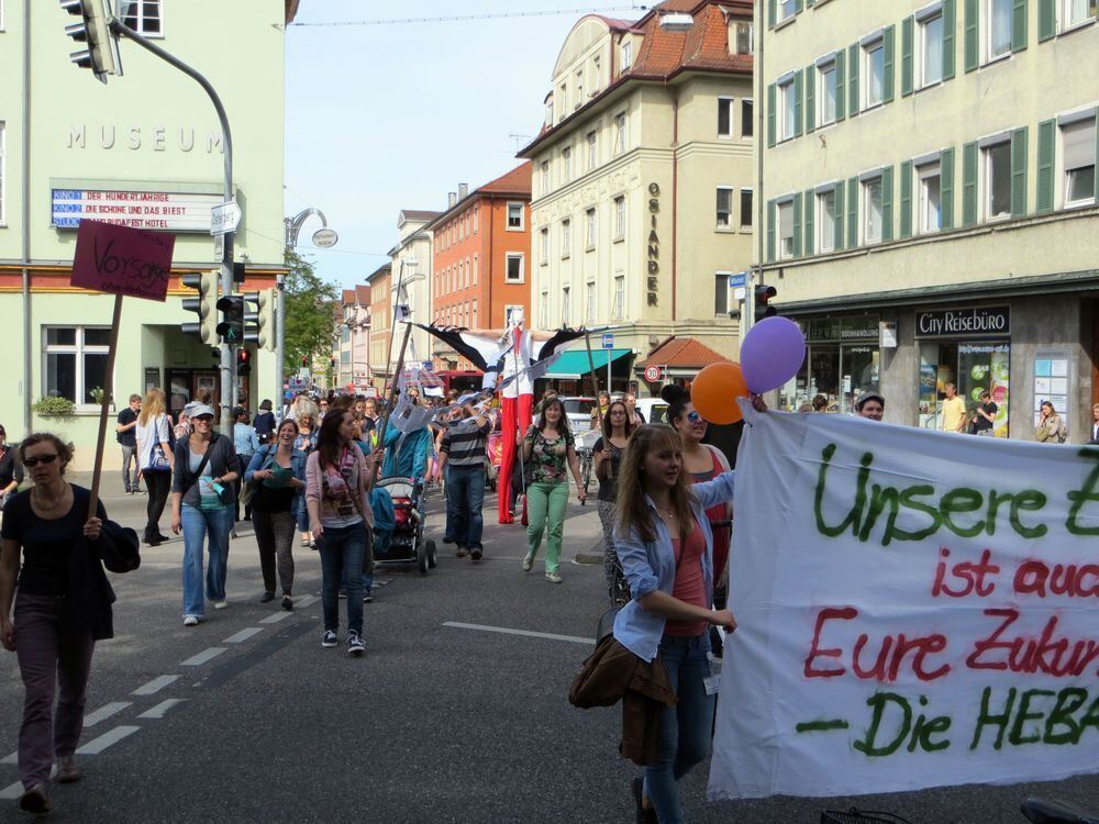 Hebammen demonstrieren in Tübingen.