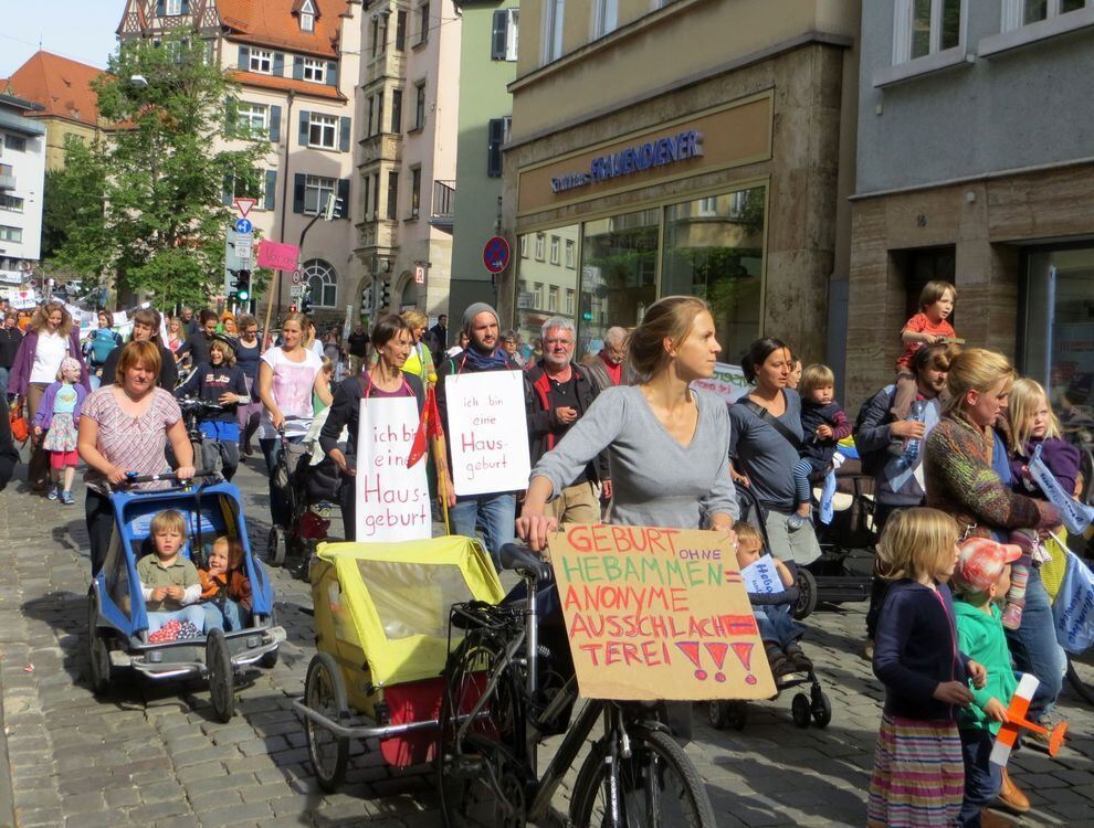 Hebammen demonstrieren in Tübingen.