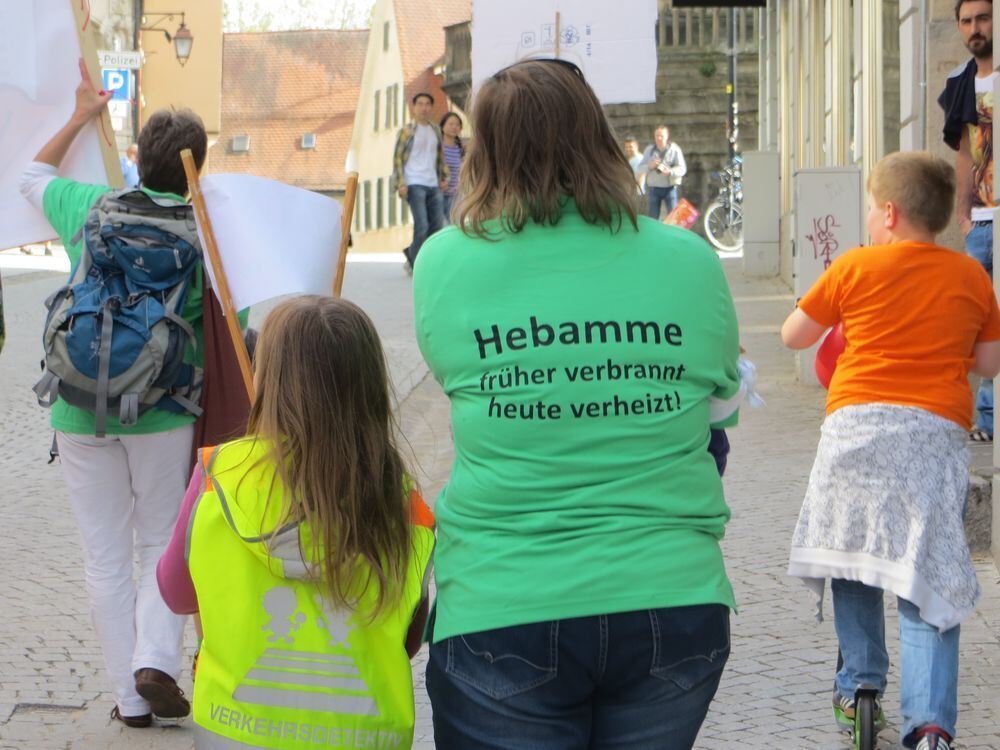 Hebammen demonstrieren in Tübingen.