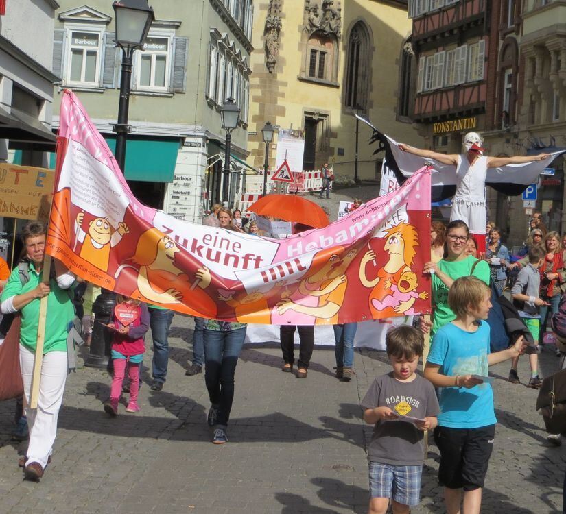 Hebammen demonstrieren in Tübingen.