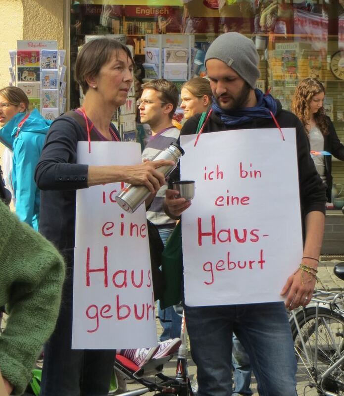 Hebammen demonstrieren in Tübingen.