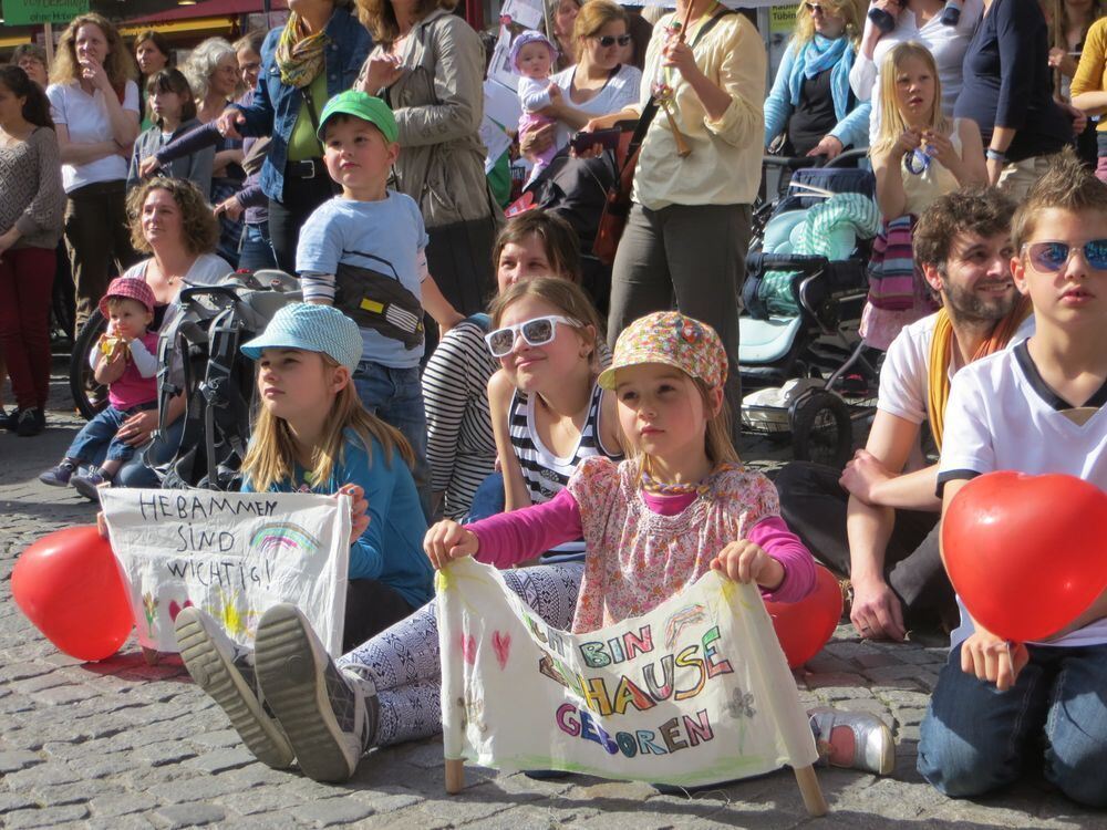 Hebammen demonstrieren in Tübingen.