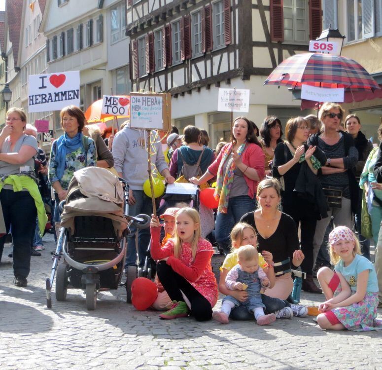 Hebammen demonstrieren in Tübingen.