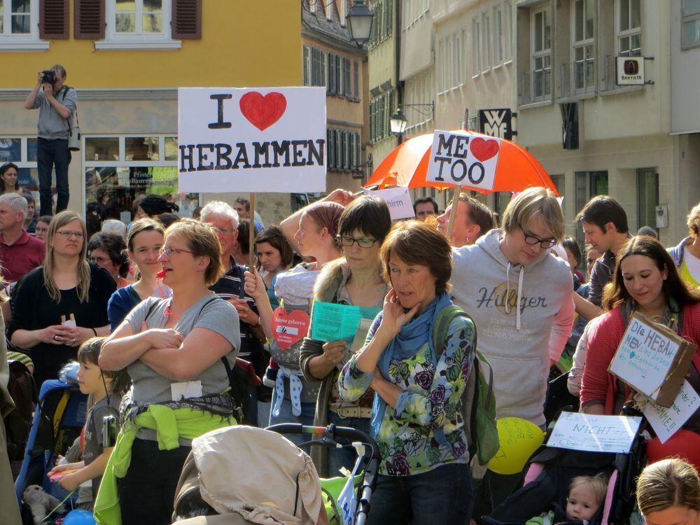 Hebammen demonstrieren in Tübingen.