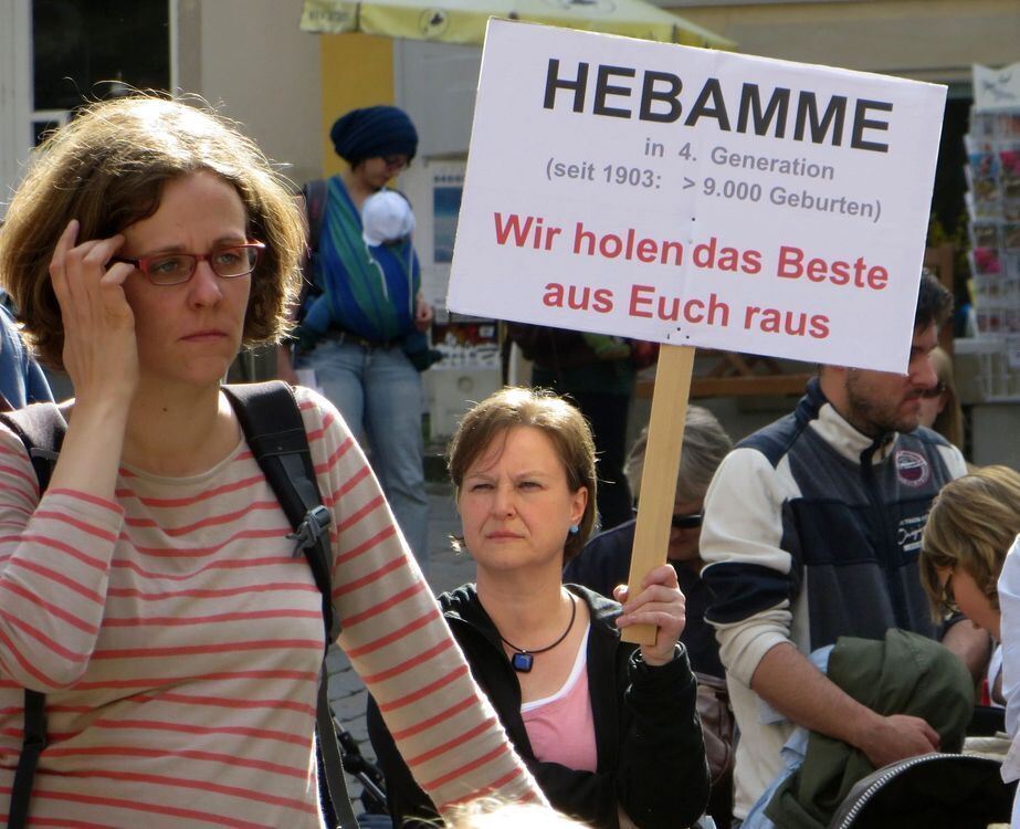 Hebammen demonstrieren in Tübingen.