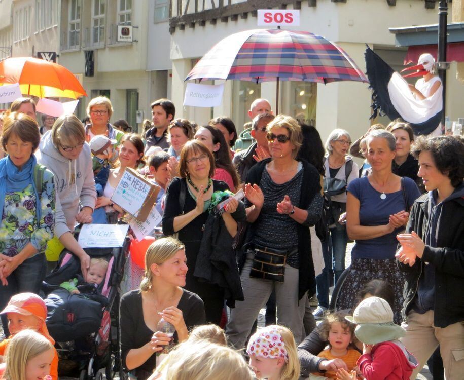 Hebammen demonstrieren in Tübingen.