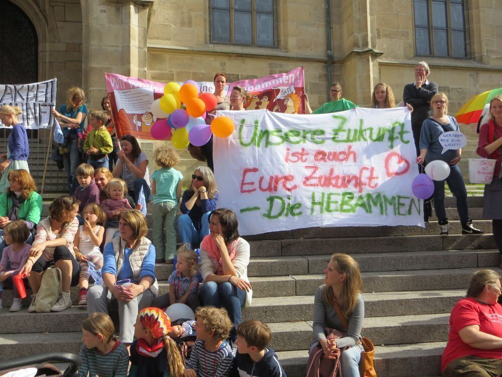 Hebammen demonstrieren in Tübingen.