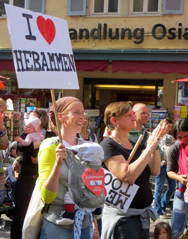 Hebammen demonstrieren in Tübingen.