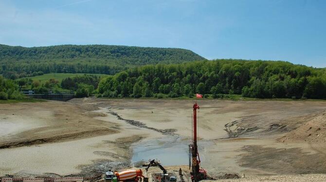 Derzeit wird am Grund des unteren Speicherbeckens eine Bohrpfahlwand aus Beton errichtet, danach das Verbindungsrohr zum Tiefenb