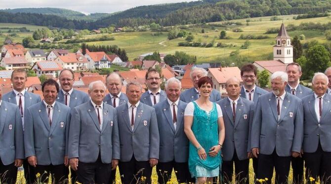 Rund 40 Männer im Alter zwischen 25 und 80 Jahren und eine Frau: der MGV Erpfingen mit seiner Dirigentin Nadja Schmilling.  FOTO