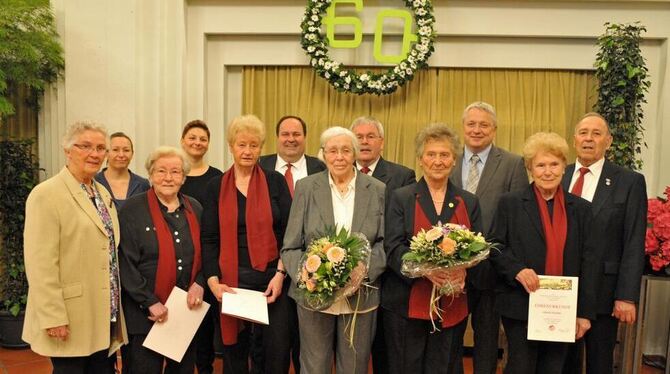 Vor sechzig Jahren hielten die Frauen singend Einzug bei der Liedertafel-Concordia. Im Spitalhof wurde jetzt gefeiert. FOTOS: TH