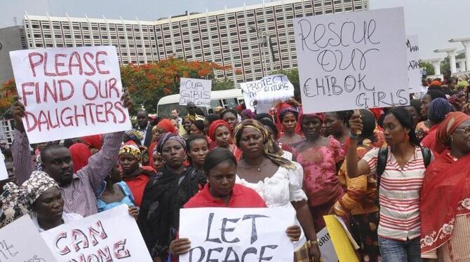 Im nigerianischen Abuja fordern Menschen ein schnelles Handeln der Regierung. Foto: Deji Yake