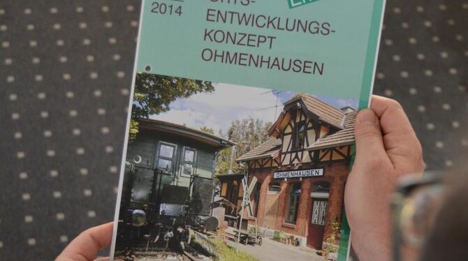 Schön bunt und 49 Seiten stark: Die Ergebnisse des Ortsentwicklungskonzepts Ohmenhausen sind in einer Broschüre festgehalten, di