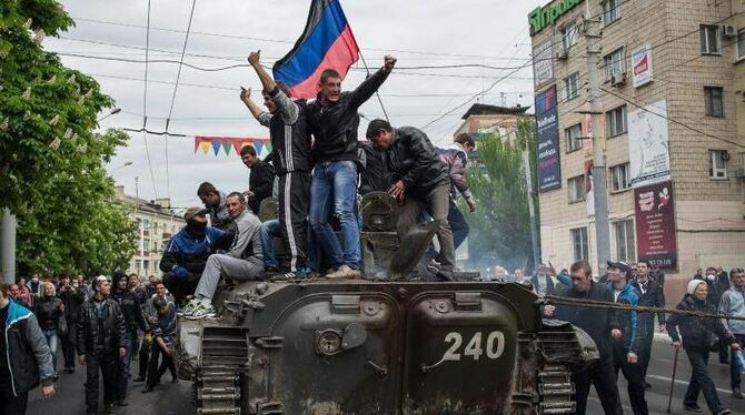 Siegerpose auf einem erbeuteten ukrainischen Panzerfahrzeug: Prorussische Demonstranten in Mariupol. Foto: Alexey Furman