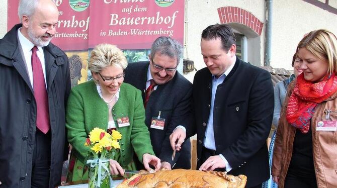 Schlachtfest (von links): Landrat Thomas Reumann, Gastgeberin Edeltraud Brunner, LAG-Vorsitzender Karl Rombach, Landwirtschaftsm