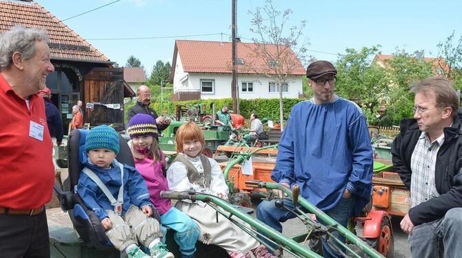 Wolfgang Dürr (links) mit den jüngsten Fans der Einachser. FOTO: MAR