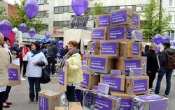 Lila für bessere Altenpflege: Diakonie-Mitarbeiter demonstrieren auf dem Reutlinger Marktplatz.