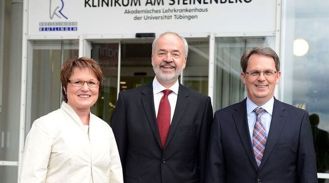 Geschäftsführerwechsel bei der Klinik GmbH (von links): Dr. Rafaela Korte, Landrat Thomas Reumann, Norbert Finke. GEA-FOTO: PACH