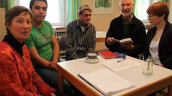 Nayebi Jawed (Zweiter von links) berichtet Sigrid Godbillon, Achim Haag, Günter Jung und Asylpfarrerin Katrin Sältzer (von links