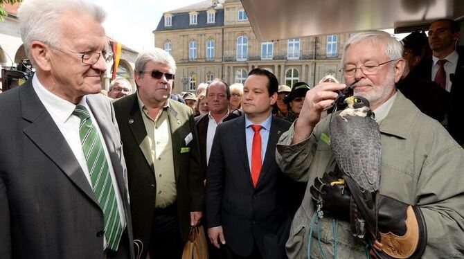 Ministerpräsident Winfried Kretschmann im Gespräch mit einem Jäger.