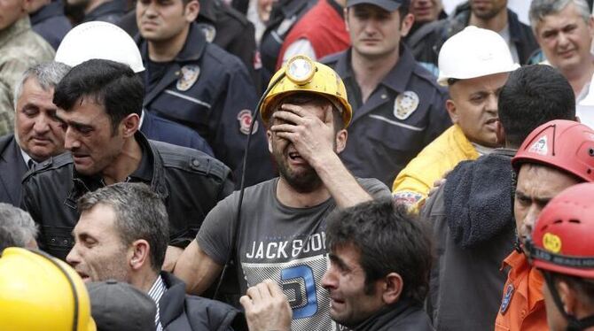 Trauer und Verzweiflung in Soma. Es gibt kaum noch Chancen auf Überlebende. Foto: Tolga Bozoglu