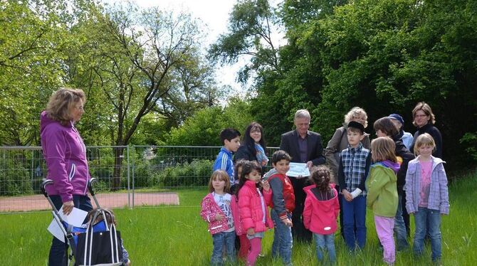 Eltern und Kinder aus der Nachbarschaft Wörthstraße/Römerstraße ließen sich von Stadtbaumeister Karl-Jürgen Oehrle auf dem Spiel