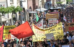 Der Demonstrationszug füllte die Mühlstraße auf ganzer Länge. FOTO: THOMYS