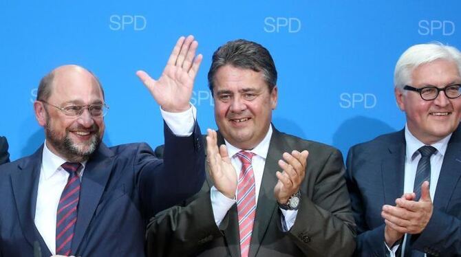 SPD-Spitzenkandidat Martin Schulz (l-r), SPD-Chef Gabriel und Außenminister Steinmeier bei der Wahlparty ihrer Partei. Foto: