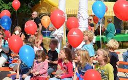 Luftballons starteten in den Farben der französischen Freunde und Gäste.