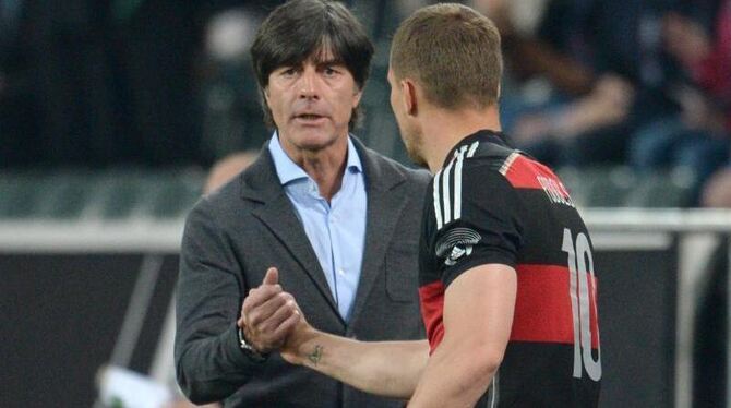 Bundestrainer Joachim Löw klatscht sich mit Lukas Podolski ab. Foto: Bernd Thissen