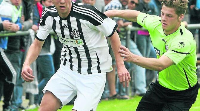 Reutlingens Angreifer Benjamin Münz (rechts) im Zweikampf mit dem Aalener Außenverteidiger Janis Rosenfelder.  FOTO: LANGER