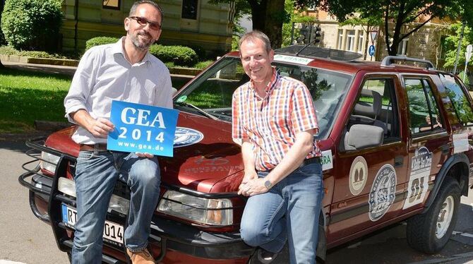 Gehen mit einem 22 Jahre alten Opel Frontera auf große Fahrt: Kreuzkirchen-Pfarrer Stephan Sigloch (links) und Projektleiter Ber