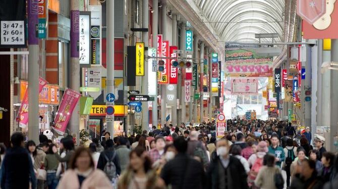 Einkaufspassage in Hiroshima: Vor dem Hintergrund der Wirtschaftserholung ist die Zahl der Selbstmorde 2013 leicht zurückgega