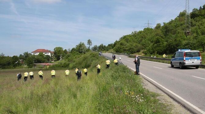 Mit einer Hundertschaft suchte die Polizei nach dem Messer, das als Tatwaffe beim Mord an einer Frau in Bästenhardt am 31. Mai 2