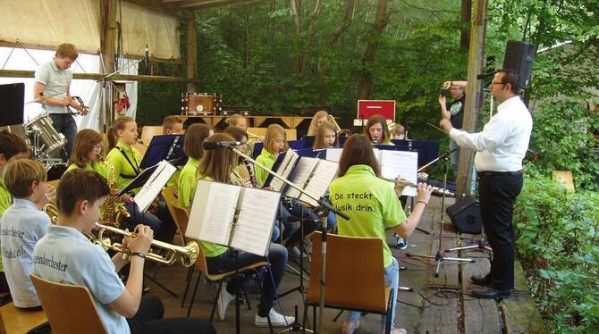 Da steckt Musik drin: Von Mal zu Mal kann man bei der Jugendkapelle Fortschritte erkennen und der Nachwuchs mit Dirigent Tobias